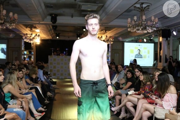 O modelo usa shorts Alma de Praia, sunga Areia Branca e chinelo Club Polo Connection; as peças já estão à venda no MercadoLivre