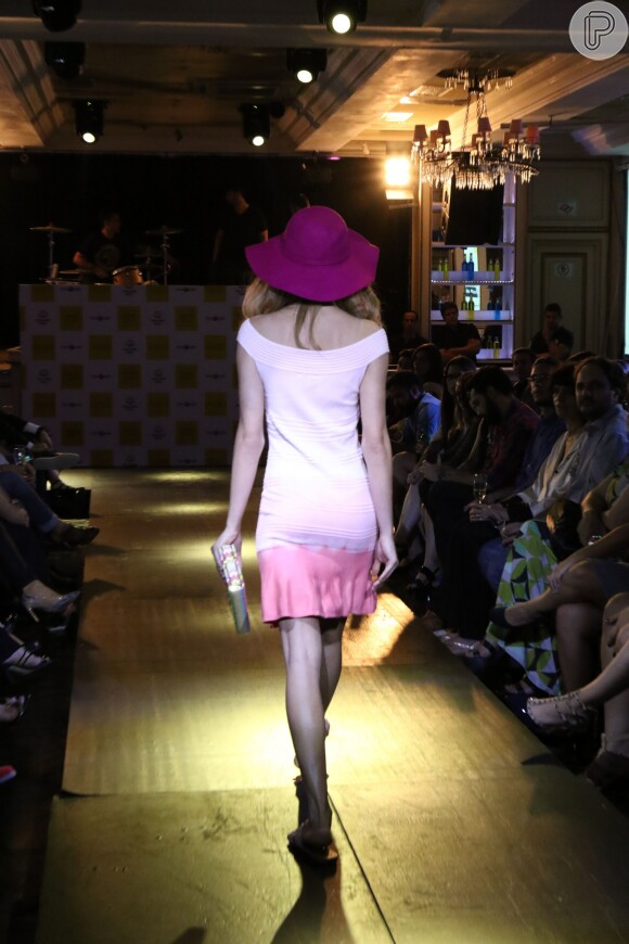 A modelo usa Vestido Lefah, Clutch Luxury4U (R$180), chapéu Luxury4U (R$159) e sandália Pixole; as pelas já estão à venda no MercadoLivre