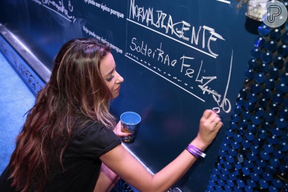 Talita, do 'BBB15', escreve a palavra 'solteira' no mural de um dos camarotes do Rock in Rio. Ela terminou recentemente o namoro com Rafael, que conheceu no reality show