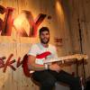 Dudu Azevedo posa com guitarra no camarote da Sky no Rock in Rio, nesta quinta-feira, 24 de setembro de 2015
