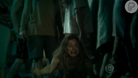 Larissa (Grazi Massafera) cai em uma emboscada e acaba sofrendo um estupro coletivo