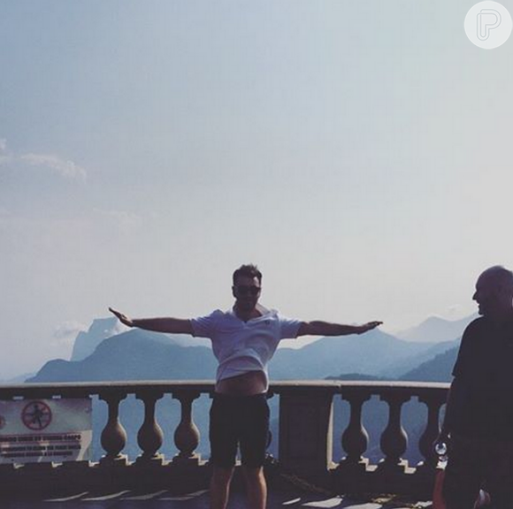 Sam Smith postou uma foto em seu perfil no Instagram com a legenda: 'Experiência na ventania'