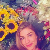 Grazi Massafera recebe flores no fim de 'Verdades Secretas': 'Primavera em casa'