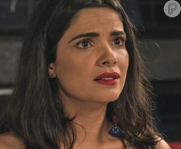 Tóia (Vanessa Giácomo) entrega Zé Maria (Tony Ramos) para Dante (Marco Pigossi) e acaba feita de refém dos bandidos, que a abandonam no mar, para morrer; na novela 'A Regra do Jogo', a partir de 9 de outubro de 2015