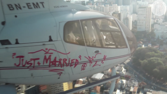 Após matar Alex (Rodrigo Lombardi), Angel (Camila Queiroz) se casa com Gui (Gabriel Leone) na igreja.