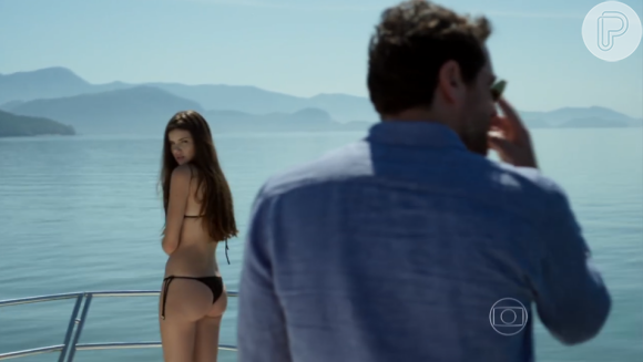 Final da novela 'Verdades Secretas': sufocada pela culpa após a morte de Carolina (Drica Moraes), Angel (Camila Queiroz) mata Alex (Rodrigo Lombardi)! Ela o leva até Angra dos Reis e atira no empresário durante passeio de lancha