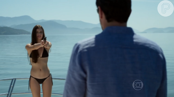 Final da novela 'Verdades Secretas': sufocada pela culpa após a morte de Carolina (Drica Moraes), Angel (Camila Queiroz) mata Alex (Rodrigo Lombardi)! Ela o leva até Angra dos Reis e atira no empresário durante passeio de lancha