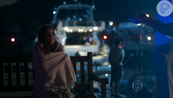 Para a polícia, Angel (Camila Queiroz) chora e diz que Alex (Rodrigo Lombardi) bateu a cabeça e caiu da lancha