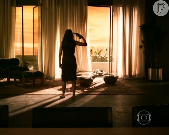 Carolina (Drica Moraes) se suicidou após flagrar sexo entre a filha, Angel (Camila Queiroz), e o marido, Alex (Rodrigo Lombardi), no último capítulo da novela 'Verdades Secretas'