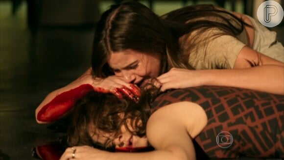 Angel (Camila Queiroz) se desesperou ao ver a mãe, Carolina (Drica Moraes), morta, no último capítulo da novela 'Verdades Secretas'