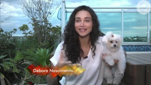 Débora Nascimento, que segura a sua cadela Brisa, se declarou para José Loreto no 'Estrelas'