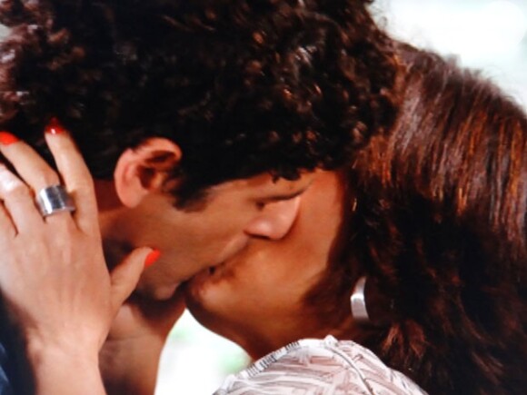 No capítulo de segunda-feira (10) de 'Guerra dos sexos', Roberta (Gloria Pires) tomou coragem e deu um beijão em Nando (Reynaldo Gianecchini)