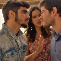 'I Love Paraisópolis': Mari separa briga de Grego e Benjamin e evita tragédia