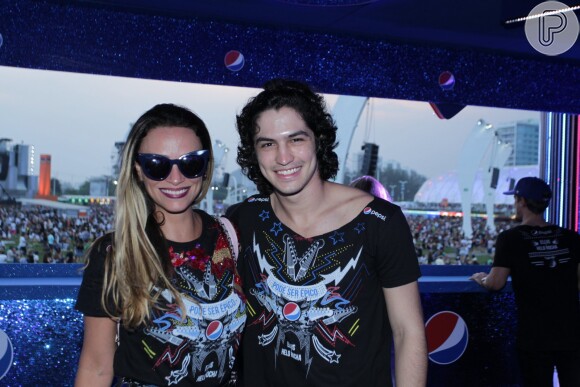 Suzana Pires se encontrou com Gabriel Leone em camarote de marca de refrigerantes, no último dia do Rock in Rio, neste domingo, 27 de setembro de 2015