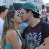 Os jovens atores Thati Lopes e Victor Lamoglia trocaram beijos durante a última tarde de Rock in Rio, neste domingo, 27 de setembro de 2015
