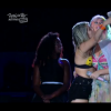 Katy Perry posa para selfie com a fã no palco