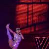 Katy também mostrou sua elasticidade ao jogar a perna para cima em uma coreografia