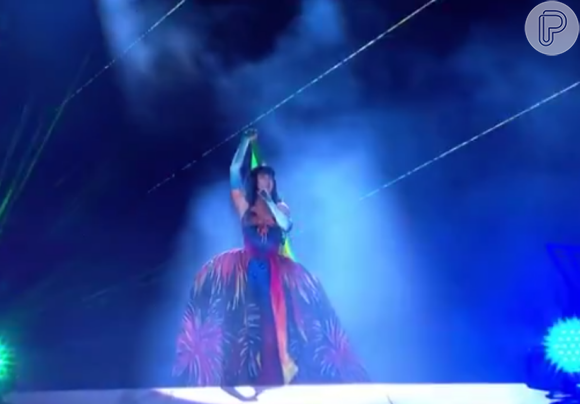 Com vestido colorido, a cantora encerrou o último dia do Rock in Rio 2015