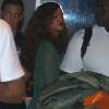 Rihanna saiu escoltada por seguranças