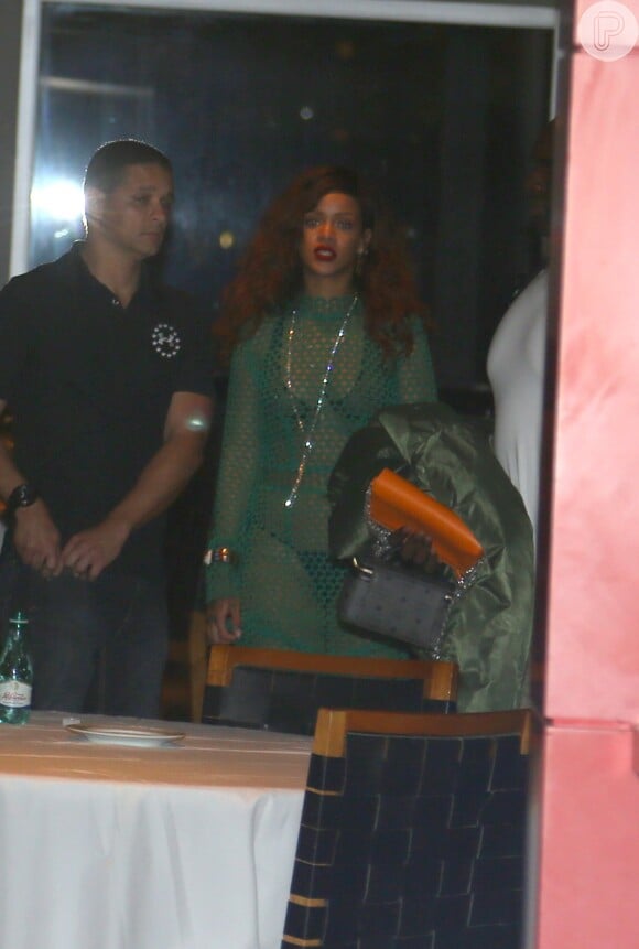Ao deixar o local, Rihanna chamou a atenção por usar uma roupa transparente, que deixou à mostra o seu biquíni