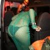 Na hora de entrar no carro, Rihanna tropeçou