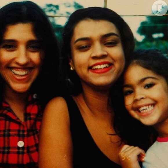 Preta, no centro, com Bela ainda pequena e Regina Casé, de blusa xadrez, em uma foto antiga compartilhada pela apresentadora em seu Instagram