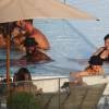 Rihanna curtiu a piscina do Hotel Fasano, no Rio de Janeiro, após apresentação no Rock in Rio. Cantora contou com a companhia da modelo Cara Delevingne