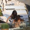 Rihanna curtiu a piscina do Hotel Fasano, no Rio de Janeiro, após sua apresentação no Rock in Rio. A cantora contou com a companhia da modelo Cara Delevingne