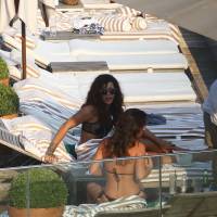 Rihanna e Cara Delevingne mostram boa forma de biquíni em piscina no Rio