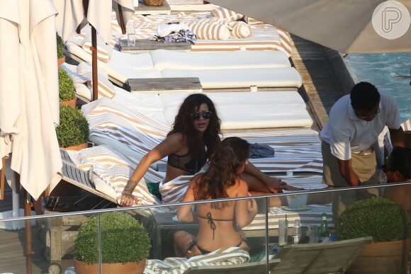 Rihanna curtiu a piscina do Hotel Fasano, no Rio de Janeiro, após sua apresentação no Rock in Rio. A cantora contou com a companhia da modelo Cara Delevingne