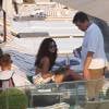 Rihanna curtiu a piscina do Hotel Fasano, no Rio de Janeiro, após apresentação no Rock in Rio. Cantora contou com a companhia da modelo Cara Delevingne