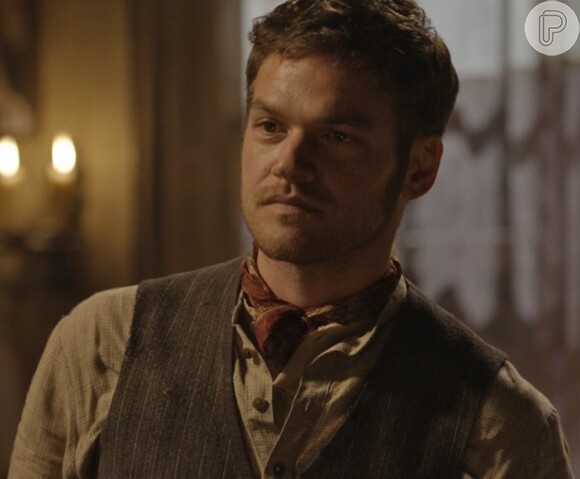 Bento (Luis Carlos Vasconcelos) contrata Pedro (Emílio Dantas) para ajudá-lo a encontrar Bernardo (Felipe Camargo), na novela 'Além do Tempo'