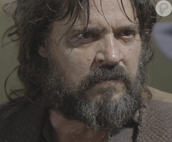 Bento (Luis Carlos Vasconcelos) captura e prende Bernardo (Felipe Camargo), na novela 'Além do Tempo'