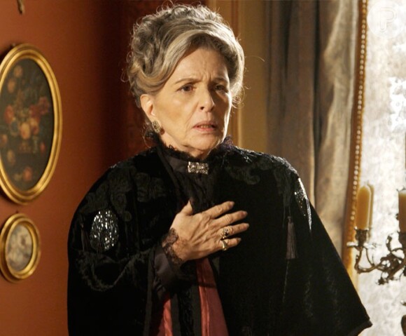 Vitória (Irene Ravache) se emociona ao reencontrar o filho, na novela 'Além do Tempo'