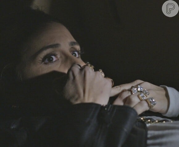 Atena (Giovanna Antonelli) se escondeu no porta-malas do carro de Romero (Alexandre Nero) e filmou uma conversa dele com Tio (Jackson Antunes), na novela 'A Regra do Jogo'