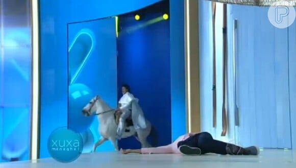 Sergio Mallandro entrou andando a cavalo no palco do 'Programa Xuxa Meneghel' para 'salvar' Xuxa, nesta segunda-feira, 28 de setembro de 2015