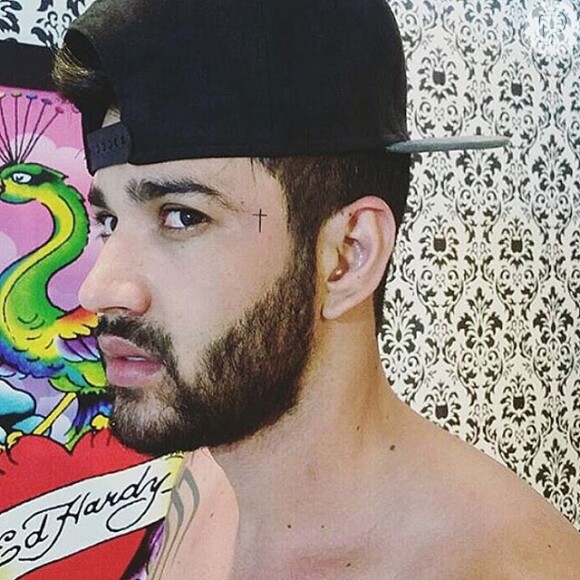 Gusttavo Lima mostrou uma tatuagem em formato de cruz na lateral do rosto na manhã desta terça-feira, 29 de setembro de 2015, em seu Instagram