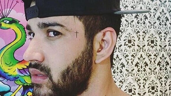 Gusttavo Lima mostra tatuagem no rosto e fãs comparam com Grego e MC Guimê