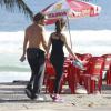 Bianca Bin e o marido, Pedro Brandão, passeiam pela orla da praia da Barra da Tijuca, Zona Oeste do Rio de Janeiro