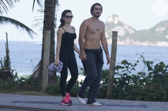Bianca Bin, que está no elenco da próxima novela das seis, 'Joia Rara', caminhou com o marido, Pedro Brandão, na praia da Barra da Tijuca