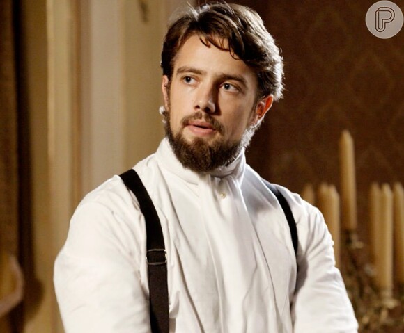 Felipe (Rafael Cardoso) vê Melissa (Paolla Oliveira) remexendo nos pertences de Berenice (Elisa Brites), na novela 'Além do Tempo'