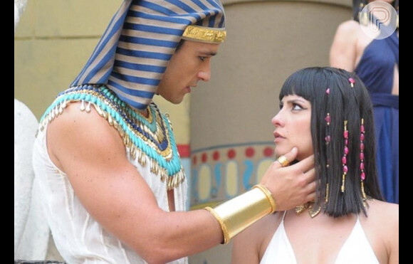 Nefertari aconselha Ramsés a entrar em um acordo com Moisés, assim os hebreus só poderiam deixar o Egito se reconstruíssem tudo o que foi destruído pela praga