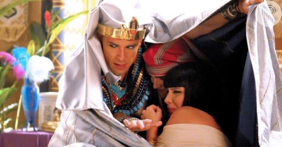 Os gafanhotos invadem o palácio e Ramsés (Sergio Marone) tenta proteger Nefertari (Camila Rodrigues) e Amenhotep (José Victor Pires) com o próprio corpo