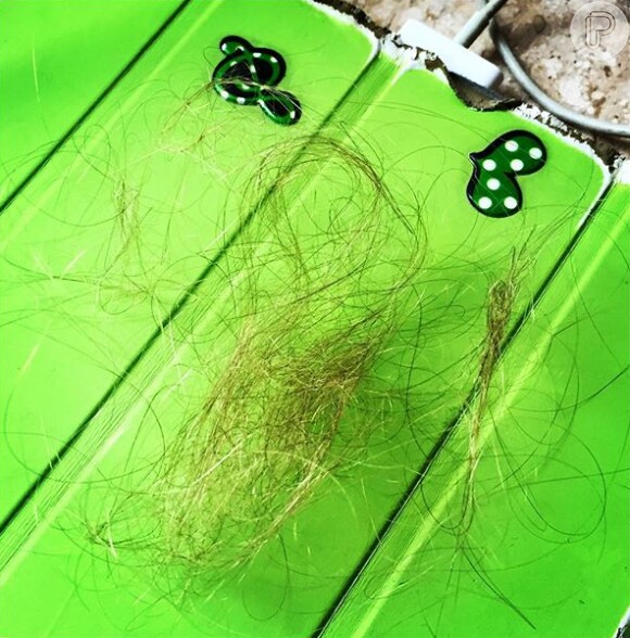 Luana Piovani mostrou muitos fios de cabelo perdidos e lamentou: 'Os tufos começaram a cair... Aaahhh nãao... Lá vou eu ficar com o cabelinho ralo de novo...'