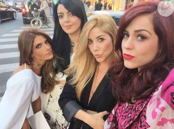 'Amei nossas novas cores', escreveu Sophia, exibindo os cabelos ruivos ao lado das amigas, em Paris