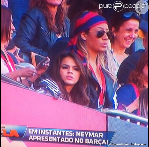 Bruna Marquezine acompanhou a primeira apresentação no namorado, o jogador Neymar no Barcelona