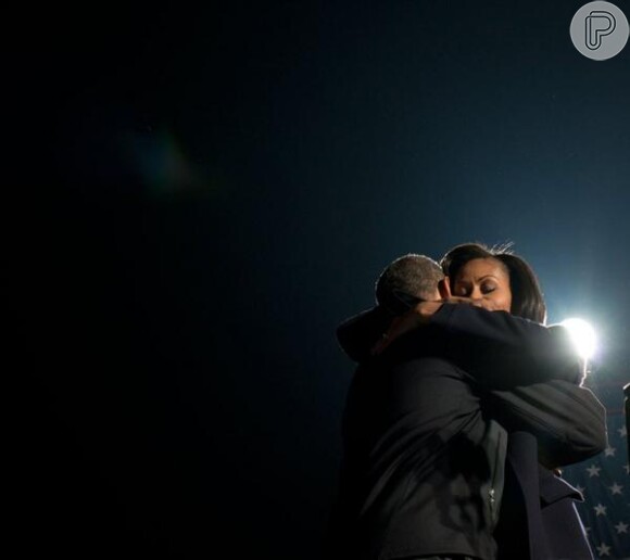 Apaixonados, Barack e Michelle foram fotografados no dia da reeleição e a primeira-dama divulgou a foto no seu twitter