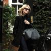 Kate Moss é vista deixando sua casa, em Londres, toda vestida de preto, em 20 de novembro de 2012