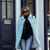 Kate Moss passeia por Londres com casaco de pele azul, em 12 de dezembro de 2012