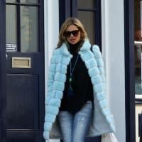 Kate Moss passeia de casaco de pele azul acompanhada do marido, Jamie Hince